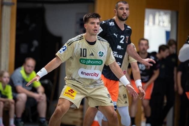 IHC 2025: Kadetten Schaffhausen vs TSV Hannover-Burgdorf; 10.08.25 Abwehraktion von Renars Uscins (Nr.10, TSV Hannover-Burgdorf) IHC 2025: Kadetten Schaffhausen vs TSV Hannover-Burgdorf, KGS-Sporthalle am 10.08.25 Copyright: xBEAUTIFULxSPORTS MarioxM.xKobergx
