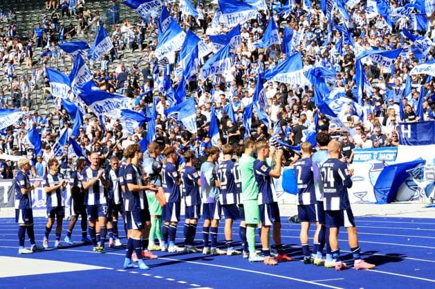DEU, DFL, 2. FBL, Hertha BSC vs. Karlsruher SC, 10.08.2025, Berliner Olympiastadion, Berlin, DEU, DFL, 2. FBL, Hertha BSC vs. Karlsruher SC, im Bild Hertha-Spielerkreis, Hertha-BSC Fans DFL - regulations prohibit any use of Photographs as image sequences and or quasi-video