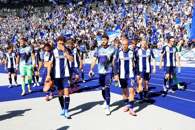DEU, DFL, 2. FBL, Hertha BSC vs. Karlsruher SC, 10.08.2025, Berliner Olympiastadion, Berlin, DEU, DFL, 2. FBL, Hertha BSC vs. Karlsruher SC, im Bild Hertha-Spielerkreis, Hertha-BSC Fans Linus Gechter (Hertha BSC Berlin 44), Agust’n Rogel (Hertha BSC Berlin 3), Jon Dabur Thorsteinsson (Hertha BSC Berlin 24), Julian Eitschberger (Hertha BSC Berlin 2) DFL - regulations prohibit any use of Photographs as image sequences and or quasi-video