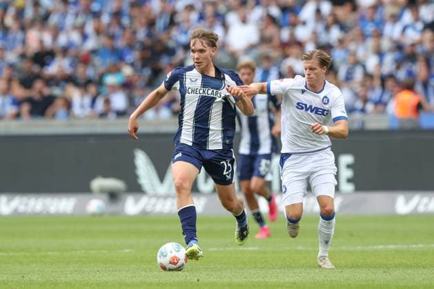 10.08.2025, xtgx, Fussball 2. Bundesliga, Hertha BSC Berlin - Karlsruher SC emspor, v.l. Kennet Eichhorn (Hertha), Dzenis Burnic (Karlsruhe, 7) Zweikampf, Duell, Kampf, tackle (DFL DFB REGULATIONS PROHIBIT ANY USE OF PHOTOGRAPHS as IMAGE SEQUENCES and or QUASI-VIDEO) Berlin *** 10 08 2025, xtgx, Soccer 2 Bundesliga, Hertha BSC Berlin Karlsruher SC emspor, v l Kennet Eichhorn Hertha , Dzenis Burnic Karlsruhe, 7 Zweikampf, Duell, Kampf, tackle DFL DFB REGULATIONS PROHIBIT ANY USE OF PHOTOGRAPHS as IMAGE SEQUENCES and or QUASI VIDEO Berlin