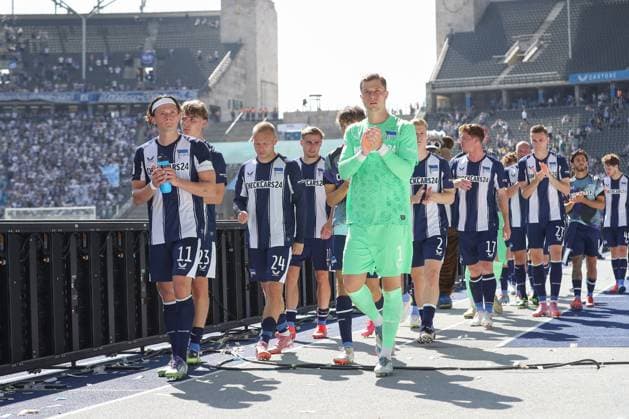 10.08.2025, xtgx, Fussball 2. Bundesliga, Hertha BSC Berlin - Karlsruher SC emspor, v.l. Hertha um Fabian Reese (Hertha, 11) und Tjark Ernst (Hertha, 1) Bedankt sich bei den Fans enttaeuscht, enttäuscht, schaut enttaeuscht, niedergeschlagen, disappointed (DFL DFB REGULATIONS PROHIBIT ANY USE OF PHOTOGRAPHS as IMAGE SEQUENCES and or QUASI-VIDEO) Berlin