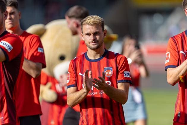 Freisteller von Leonardo Scienza (FC Heidenheim, 08) jubelt zu den Fans im Sonnenlicht Beifall,, GER, 1. FC Heidenheim vs. Parma Calcio, Fußball, Max-Liebhaber-Pokal, 2025 2026, 09.08.2025, DFL DFB REGULATIONS PROHIBIT ANY USE OF PHOTOGRAPHS AS IMAGE SEQUENCES AND OR QUASI-VIDEO, GER, 1. FC Heidenheim vs. Parma Calcio, Fußball, Max-Liebhaber-Pokal, 2025 2026, 09.08.2025 Heidenheim Copyright: xEibner-Pressefoto JanixPlessx EP_JPL