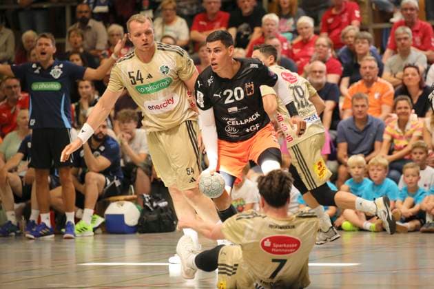 Foto : AM Ball Luka MAROS (Schaffhausen) gegen Justus Fischer ( links , Hanover Burgdorf ) Handball Herren international, Saisonvorbereitung beim Heide Cup in Schneverdingen am So. 10.08.2025 Hannover Burgdorf - Kadetten Schaffhausen