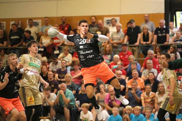 Foto : Luka MAROS (Schaffhausen) wirft gegen Maxim ORLOV ( links , Hanover Burgdorf ) Handball Herren international, Saisonvorbereitung beim Heide Cup in Schneverdingen am So. 10.08.2025 Hannover Burgdorf - Kadetten Schaffhausen