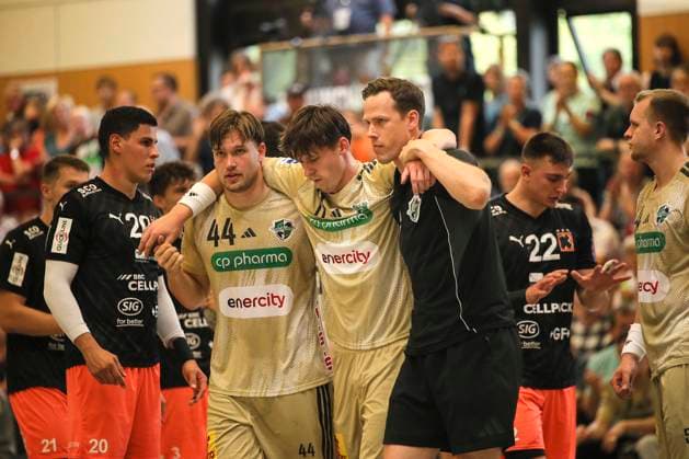 Foto : Maxim ORLOV ( Hanover Burgdorf ) verletzte sich und muss vom Feld getragen werden Handball Herren international, Saisonvorbereitung beim Heide Cup in Schneverdingen am So. 10.08.2025 Hannover Burgdorf - Kadetten Schaffhausen
