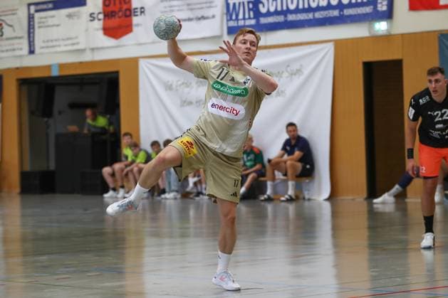 10.08.2025, xgox, Handball - Heide-Cup - Spiel um Platz 3 TSV Hannover Burgdorf - Kadetten Schaffhausen emspor, v.l. August Baskar Pedersen (Hannover, 17) beim Siebenmeter Schneverdingen