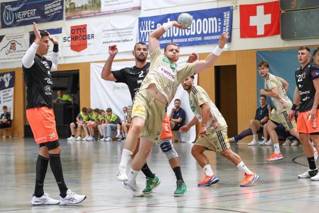 10.08.2025, xgox, Handball - Heide-Cup - Spiel um Platz 3 TSV Hannover Burgdorf - Kadetten Schaffhausen emspor, v.l. Justus Fischer (Hannover, 54) wirft Tor, Torschuetze, erzielt Tor, Treffer, scores the goal Schneverdingen