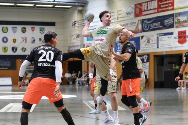 10.08.2025, xgox, Handball - Heide-Cup - Spiel um Platz 3 TSV Hannover Burgdorf - Kadetten Schaffhausen emspor, v.l. Leif Tissier (Hannover, 7) wirft Tor, Torschuetze, erzielt Tor, Treffer, scores the goal Schneverdingen