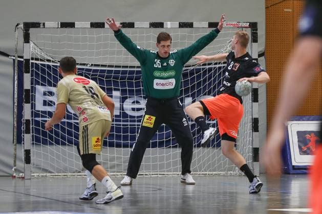 10.08.2025, xgox, Handball - Heide-Cup - Spiel um Platz 3 TSV Hannover Burgdorf - Kadetten Schaffhausen emspor, v.l. Joel Birlehm (Hannover, 35) beim Siebenmeter David Hrachivec (Schaffhausen, 8) Schneverdingen