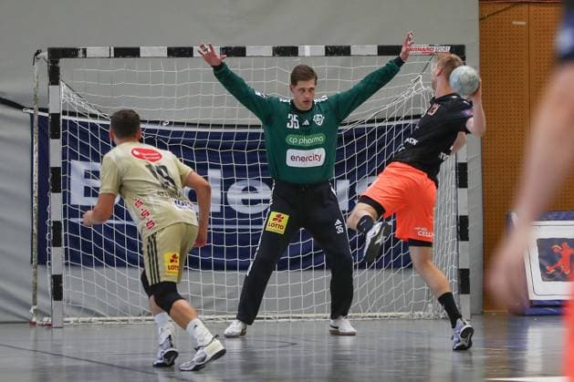 10.08.2025, xgox, Handball - Heide-Cup - Spiel um Platz 3 TSV Hannover Burgdorf - Kadetten Schaffhausen emspor, v.l. Joel Birlehm (Hannover, 35) beim Siebenmeter David Hrachivec (Schaffhausen, 8) Schneverdingen