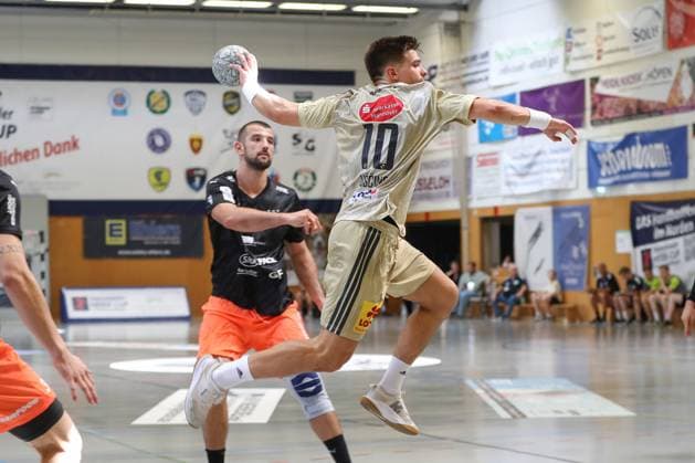 10.08.2025, xgox, Handball - Heide-Cup - Spiel um Platz 3 TSV Hannover Burgdorf - Kadetten Schaffhausen emspor, v.l. Renars Uscins (Hannover, 10) wirft Tor, Torschuetze, erzielt Tor, Treffer, scores the goal Schneverdingen