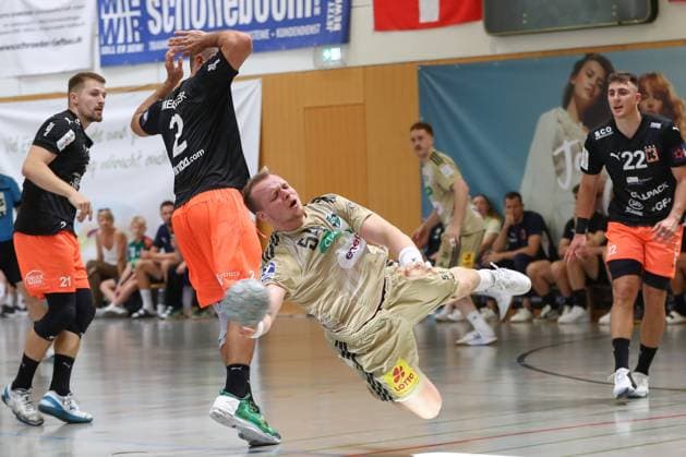 10.08.2025, xgox, Handball - Heide-Cup - Spiel um Platz 3 TSV Hannover Burgdorf - Kadetten Schaffhausen emspor, v.l. Justus Fischer (Hannover, 54) wirft Tor, Torschuetze, erzielt Tor, Treffer, scores the goal Schneverdingen