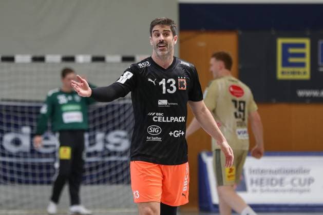 10.08.2025, xgox, Handball - Heide-Cup - Spiel um Platz 3 TSV Hannover Burgdorf - Kadetten Schaffhausen emspor, v.l. Juan Castro Alvarez (Schaffhausen, 13) Reklamiert, beschwert sich, schimpft Schneverdingen
