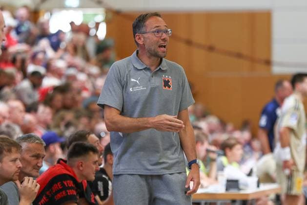 10.08.2025, xgox, Handball - Heide-Cup - Spiel um Platz 3 TSV Hannover Burgdorf - Kadetten Schaffhausen emspor, v.l. Hrvoje Horvat (Schaffhausen, Trainer) gibt Anweisungen, gestikuliert mit den Armen, gesticulate, gives instructions Schneverdingen
