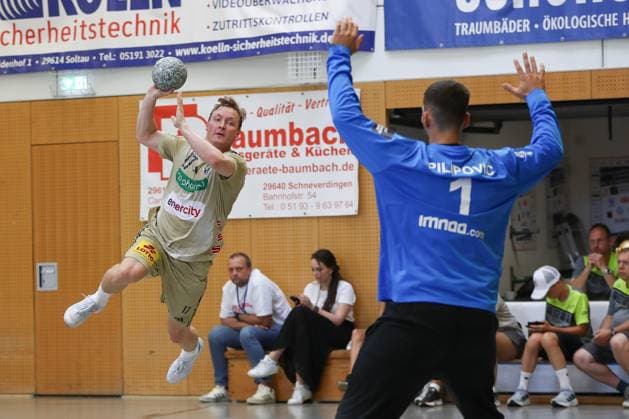 10.08.2025, xgox, Handball - Heide-Cup - Spiel um Platz 3 TSV Hannover Burgdorf - Kadetten Schaffhausen emspor, v.l. hha17 wirft Tor, Torschuetze, erzielt Tor, Treffer, scores the goal Schneverdingen