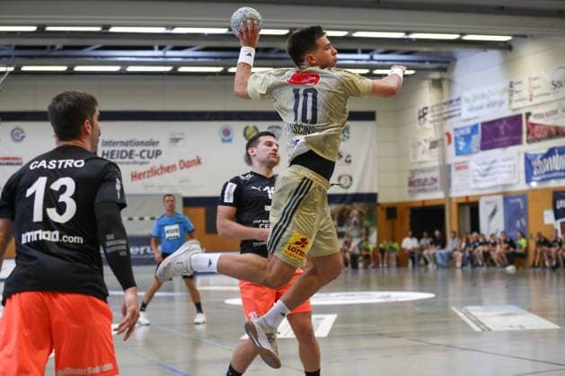 10.08.2025, xgox, Handball - Heide-Cup - Spiel um Platz 3 TSV Hannover Burgdorf - Kadetten Schaffhausen emspor, v.l. Renars Uscins (Hannover, 10) wirft Tor, Torschuetze, erzielt Tor, Treffer, scores the goal Schneverdingen