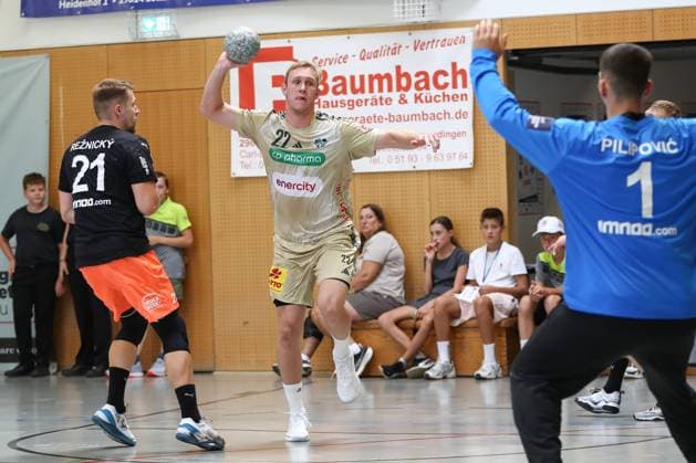10.08.2025, xgox, Handball - Heide-Cup - Spiel um Platz 3 TSV Hannover Burgdorf - Kadetten Schaffhausen emspor, v.l. Marian Michalczik (Hannover, 22) wirft Tor, Torschuetze, erzielt Tor, Treffer, scores the goal Schneverdingen