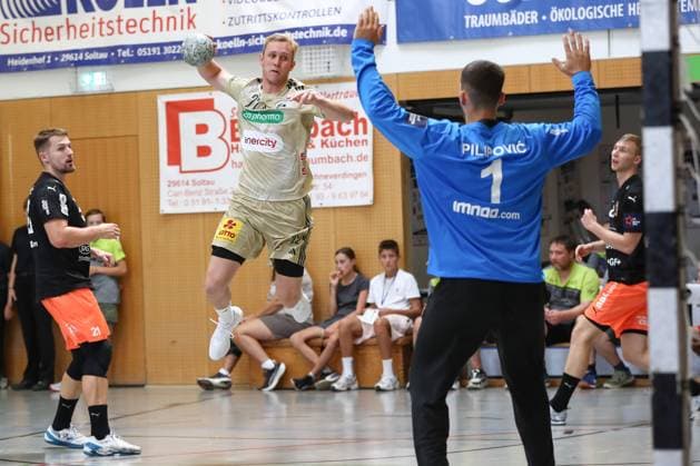 10.08.2025, xgox, Handball - Heide-Cup - Spiel um Platz 3 TSV Hannover Burgdorf - Kadetten Schaffhausen emspor, v.l. Marian Michalczik (Hannover, 22) wirft Tor, Torschuetze, erzielt Tor, Treffer, scores the goal Schneverdingen