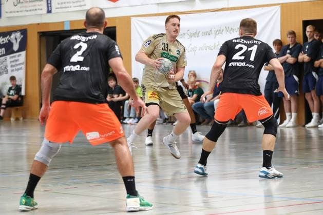 10.08.2025, xgox, Handball - Heide-Cup - Spiel um Platz 3 TSV Hannover Burgdorf - Kadetten Schaffhausen emspor, v.l. Lukas Stutzke (Hannover, 39) , Daniel Reznicky (Schaffhausen, 21) Zweikampf, Duell, Kampf, tackle Schneverdingen
