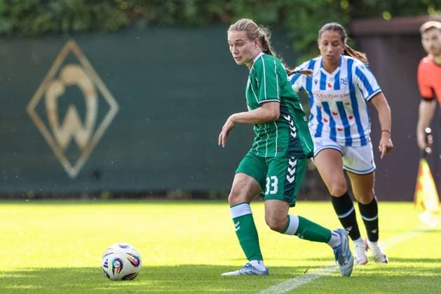 Maria Penner (SV Werder Bremen, 33) am Ball, Einzelbild, Ganzkörper, Aktion, Action, Spielszene, 10.08.2025, Bremen (Deutschland), Fussball, Testspiel Frauen, SV Werder Bremen - SC Heerenveen