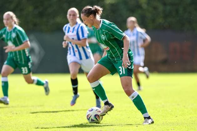 Verena Wieder (SV Werder Bremen, 31) am Ball, Einzelbild, Ganzkörper, Aktion, Action, Spielszene, 10.08.2025, Bremen (Deutschland), Fussball, Testspiel Frauen, SV Werder Bremen - SC Heerenveen