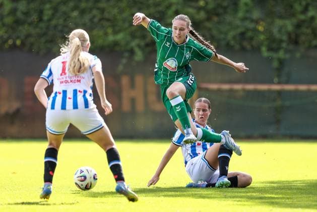 v.li.: Elize van Vilsteren (SC Heerenveen, 14), Maria Penner (SV Werder Bremen, 33) und Bente Vermeer (SC Heerenveen, 21) im Zweikampf, Duell, Dynamik, Aktion, Action, Spielszene, 10.08.2025, Bremen (Deutschland), Fussball, Testspiel Frauen, SV Werder Bremen - SC Heerenveen