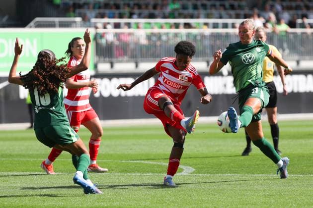 VfL- Union Berlin, Frauen Wolfsburg, 10.08.2025, FUßBALL - VfL Wolfsburg vs. Union Berlin, Testspiel, Saison 2025 26. Camilla Küver (VfL Wolfsburg), Naika Reissner (Union Berlin), Alexandra Popp (VfL Wolfsburg) Wolfsburg