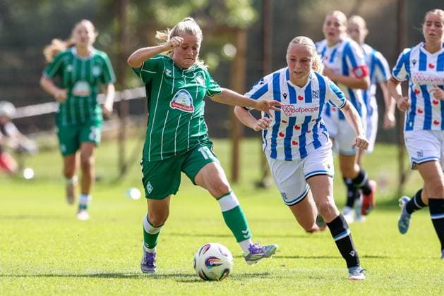 v.li.: Ricarda Walkling (SV Werder Bremen, 13) und Elize van Vilsteren (SC Heerenveen, 14) im Zweikampf, Duell, Dynamik, Aktion, Action, Spielszene, 10.08.2025, Bremen (Deutschland), Fussball, Testspiel Frauen, SV Werder Bremen - SC Heerenveen
