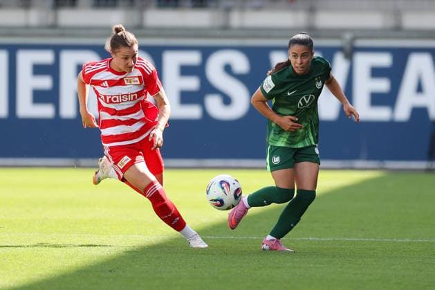 VfL- Union Berlin, Frauen Wolfsburg, 10.08.2025, FUßBALL - VfL Wolfsburg vs. Union Berlin, Testspiel, Saison 2025 26. Sophie Weidauer (Union Berlin), Kessya Bussy (VfL Wolfsburg) Wolfsburg