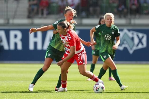 VfL- Union Berlin, Frauen Wolfsburg, 10.08.2025, FUßBALL - VfL Wolfsburg vs. Union Berlin, Testspiel, Saison 2025 26. Camilla Küver (VfL Wolfsburg), Tanja Pawollek (Union Berlin), Justine Kielland (VfL Wolfsburg) Wolfsburg