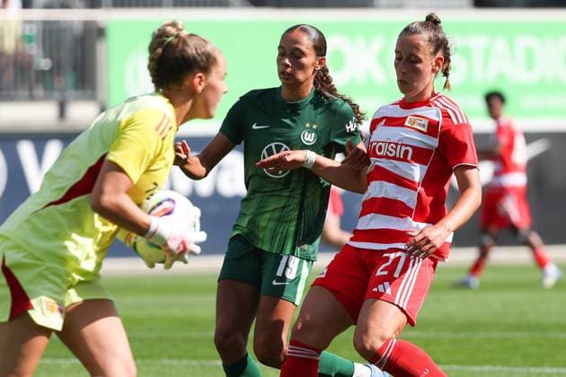 VfL- Union Berlin, Frauen Wolfsburg, 10.08.2025, FUßBALL - VfL Wolfsburg vs. Union Berlin, Testspiel, Saison 2025 26. Kessya Bussy (VfL Wolfsburg), Anna Weiß (Union Berlin) Wolfsburg