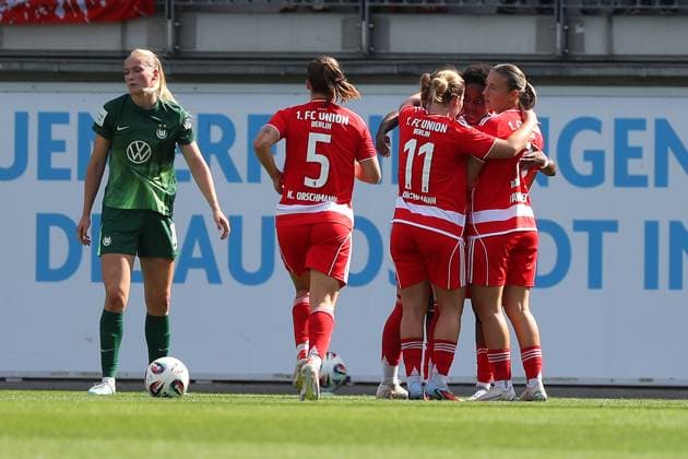 VfL- Union Berlin, Frauen Wolfsburg, 10.08.2025, FUßBALL - VfL Wolfsburg vs. Union Berlin, Testspiel, Saison 2025 26. Sophie Weidauer (Union Berlin) jubelt mit der Mannschaft nach ihrem Tor zum 0:1 Wolfsburg