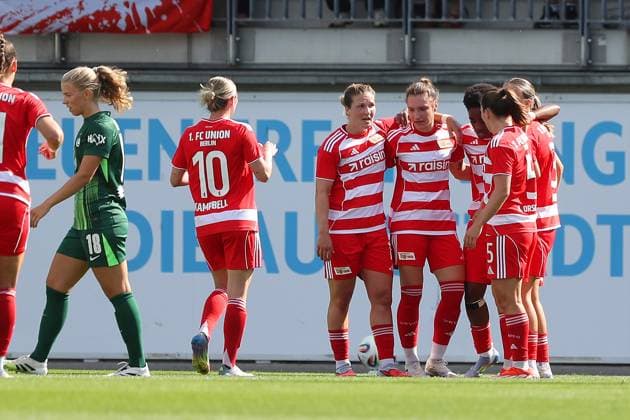 VfL- Union Berlin, Frauen Wolfsburg, 10.08.2025, FUßBALL - VfL Wolfsburg vs. Union Berlin, Testspiel, Saison 2025 26. Sophie Weidauer (Union Berlin) jubelt mit der Mannschaft nach ihrem Tor zum 0:1 Wolfsburg