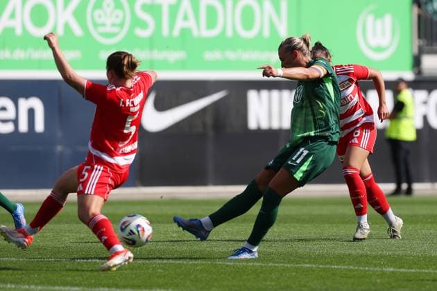 VfL- Union Berlin, Frauen Wolfsburg, 10.08.2025, FUßBALL - VfL Wolfsburg vs. Union Berlin, Testspiel, Saison 2025 26. Katja Orschmann (Union Berlin), Alexandra Popp (VfL Wolfsburg) Wolfsburg