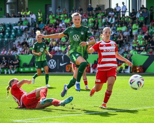 Sport Bilder des Tages Fußball I Frauen I Saison 2025-2026 I Testspiel I VfL Wolfsburg - 1. FC Union Berlin I 10.08.2025 Spielszene Alexandra Popp (11, VfL Wolfsburg) (Mitte) setzt sich im Zweikampf gegen Samantha Steuerwald (19, 1. FC Union Berlin) (links) und Katja Orschmann (5, 1. FC Union Berlin) (rechts) durch. Wolfsburg AOK Stadion Niedersachsen Deutschland *** Soccer I Women I Season 2025 2026 I Test match I VfL Wolfsburg 1 FC Union Berlin I 10 08 2025 Match scene Alexandra Popp 11, VfL Wolfsburg center stands up to Samantha Steuerwald 19, 1 FC Union Berlin left and Katja Orschmann 5, 1 FC Union Berlin right in a duel Wolfsburg AOK Stadium Lower Saxony Germany Copyright: xLobeca InesxHähnelx