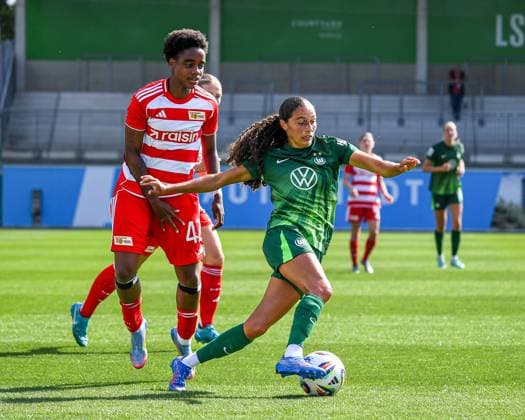 Fußball I Frauen I Saison 2025-2026 I Testspiel I VfL Wolfsburg - 1. FC Union Berlin I 10.08.2025 Spielszene Naika Reissner (42, 1. FC Union Berlin) im Zweikampf mit Kessya Bussy (19, VfL Wolfsburg) Wolfsburg AOK Stadion Niedersachsen Deutschland Copyright: xLobeca InesxHähnelx