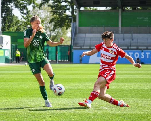 Fußball I Frauen I Saison 2025-2026 I Testspiel I VfL Wolfsburg - 1. FC Union Berlin I 10.08.2025 Spielszene Vivien Endemann (25, VfL Wolfsburg) im Zweikampf gegen Tomke Schneider (2, 1. FC Union Berlin) Wolfsburg AOK Stadion Niedersachsen Deutschland Copyright: xLobeca InesxHähnelx