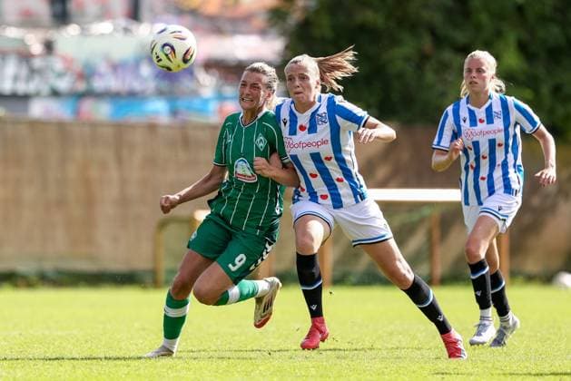 v.li.: Medina Desic (SV Werder Bremen, 9) und Indy Appelman (SC Heerenveen, 2) im Zweikampf, Duell, Dynamik, Aktion, Action, Spielszene, 10.08.2025, Bremen (Deutschland), Fussball, Testspiel Frauen, SV Werder Bremen - SC Heerenveen