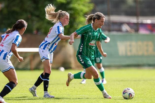 v.li.: Eef Kerkhof (SC Heerenveen, 18) und Medina Desic (SV Werder Bremen, 9) im Zweikampf, Duell, Dynamik, Aktion, Action, Spielszene, 10.08.2025, Bremen (Deutschland), Fussball, Testspiel Frauen, SV Werder Bremen - SC Heerenveen