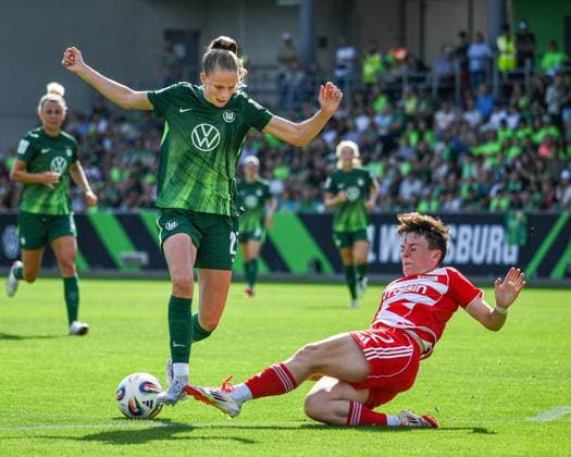 Fußball I Frauen I Saison 2025-2026 I Testspiel I VfL Wolfsburg - 1. FC Union Berlin I 10.08.2025 Spielszene Vivien Endemann (25, VfL Wolfsburg) wird im Zweikampf durch Tomke Schneider (2, 1. FC Union Berlin) vom Ball getrennt Wolfsburg AOK Stadion Niedersachsen Deutschland Copyright: xLobeca InesxHähnelx