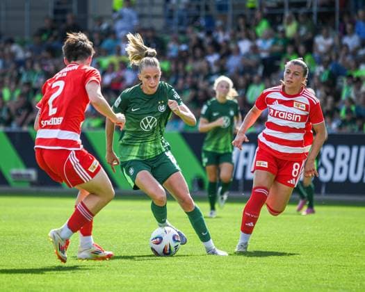 Fußball I Frauen I Saison 2025-2026 I Testspiel I VfL Wolfsburg - 1. FC Union Berlin I 10.08.2025 Spielszene Vivien Endemann (25, VfL Wolfsburg) (MItte) muss sich im Kampf um den Ball gegen Tomke Schneider (2, 1. FC Union Berlin) (links) und Korina Lara Janez (8, 1. FC Union Berlin) (rechts) behaupten Wolfsburg AOK Stadion Niedersachsen Deutschland Copyright: xLobeca InesxHähnelx
