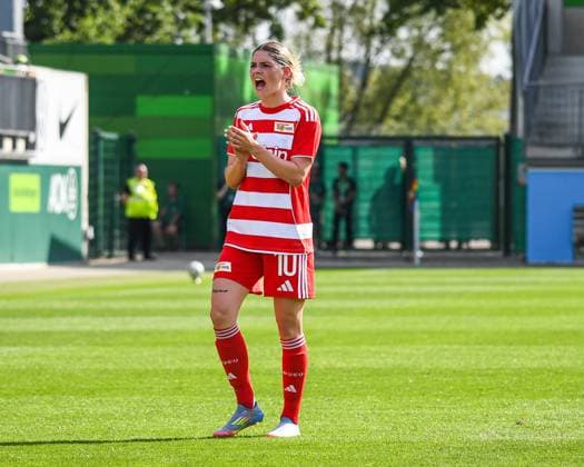Fußball I Frauen I Saison 2025-2026 I Testspiel I VfL Wolfsburg - 1. FC Union Berlin I 10.08.2025 Eileen Michelle Campbell (10, 1. FC Union Berlin) feuert auf dem Spielfeld ihre Mannschaft an Freisteller, Nahaufnahme, Porträt, Portrait, Einzelfoto, Einzelbild, Körper Wolfsburg AOK Stadion Niedersachsen Deutschland Copyright: xLobeca InesxHähnelx