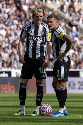 NEWCASTLE UPON TYNE, ENGLAND - AUGUST 09: Anthony Gordon of Newcastle United and Kieran Trippier of Newcastle United during a friendly football match between Newcastle United and Atlético de Madrid at St James Park Stadium on August 09, 2025 in Newcastle upon Tyne, England (Photo by Richard Callis Sports Press Photo )  Copyright: xx Sportspressphoto_SPR8974