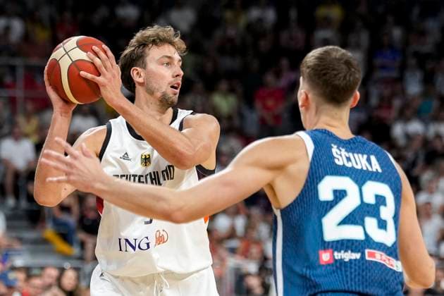 Sport Bilder des Tages v.li.: Franz Wagner (Deutschland, 9), Luka Scuka (Slowenien, 23), Zweikampf, Spielszene, Duell, duel, tackle, tackling, Dynamik, Action, Aktion, 10.08.2025, Mannheim (Deutschland), Basketball, Freundschaftsspiel, Deutschland - Slowenien