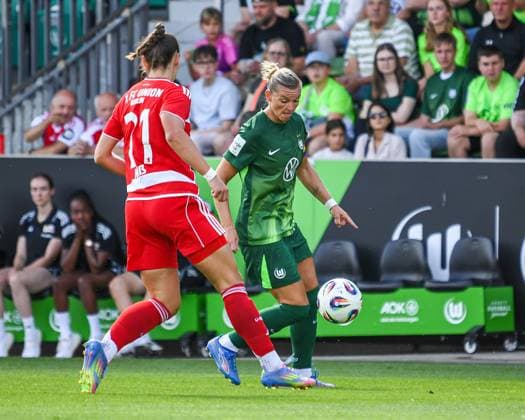 Fußball I Frauen I Saison 2025-2026 I Testspiel I VfL Wolfsburg - 1. FC Union Berlin I 10.08.2025 Zweikampf Anna Weiß (21, 1. FC Union Berlin) und Alexandra Popp (11, VfL Wolfsburg) Wolfsburg AOK Stadion Niedersachsen Deutschland Copyright: xLobeca InesxHähnelx
