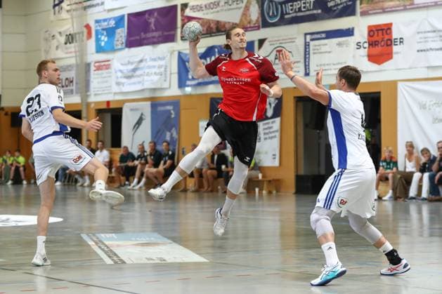 10.08.2025, xgox, Handball - Heide-Cup - Finale, Handball Verein Hamburg - Aalborg Handbold emspor, v.l. Einar Olafsson (Hamburg, 23), Juri Knorr (Aalborg, 21), Andreas Magaard (Hamburg, 4) Zweikampf, Duell, Kampf, tackle Schneverdingen