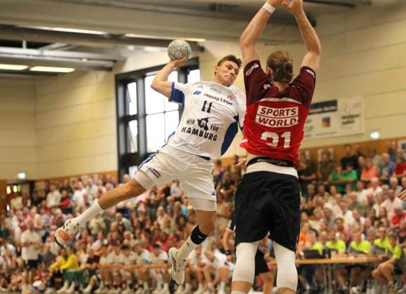 Foto : Torwurf von .... Nicolaj Jorgensen (HSV) gegen Lukas Nilsson (Aalborg) Handball Herren international, Saisonvorbereitung beim Heide Cup in Schneverdingen am So. 10.08.2025 Endspiel Finale HSV Handball - Aalborg HB