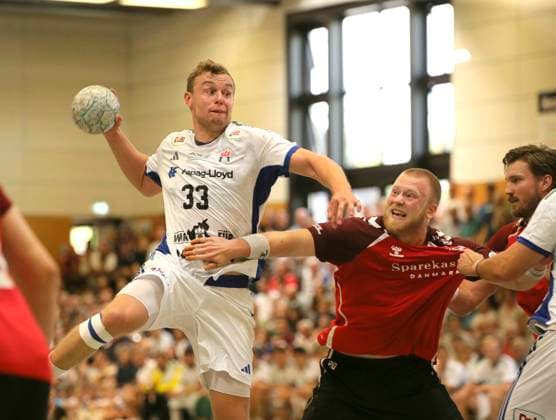 Foto : Torwurf von ..... Moritz SAUTER ( HSV) gegen Felix Möller (Aalborg , rechts) Handball Herren international, Saisonvorbereitung beim Heide Cup in Schneverdingen am So. 10.08.2025 Endspiel Finale HSV Handball - Aalborg HB