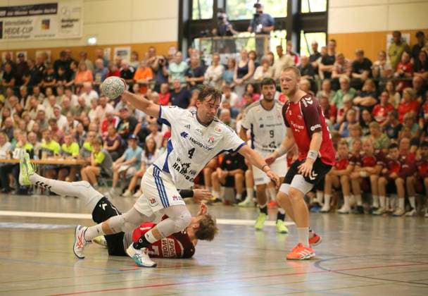 Foto : Torwurf von .... Andreas MAGAARD ( HSV) gegen Thomas Arnoldsen (Aalborg) und rechts ... Felix Möller (Aalborg) Handball Herren international, Saisonvorbereitung beim Heide Cup in Schneverdingen am So. 10.08.2025 Endspiel Finale HSV Handball - Aalborg HB