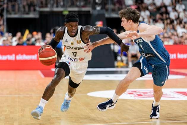 Sport Bilder des Tages v.li.: Dennis Schröder (Deutschland, 17), Mark Padjen (Slowenien, 4), Zweikampf, Spielszene, Duell, duel, tackle, tackling, Dynamik, Action, Aktion, 10.08.2025, Mannheim (Deutschland), Basketball, Freundschaftsspiel, Deutschland - Slowenien *** v li Dennis Schröder Germany, 17 , Mark Padjen Slovenia, 4 , duel, duel, tackle, tackling, dynamics, action, action, 10 08 2025, Mannheim Germany , basketball, friendly match, Germany Slovenia xozx